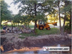 Úpravy terénu bagrom JCB 3CX